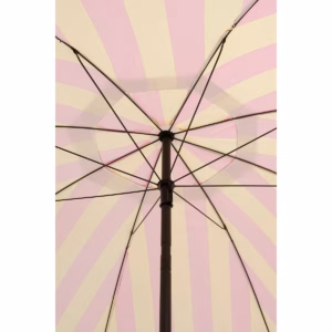 Close-up van geel-roze parasol met franjes van onderaf, gestreept doek.