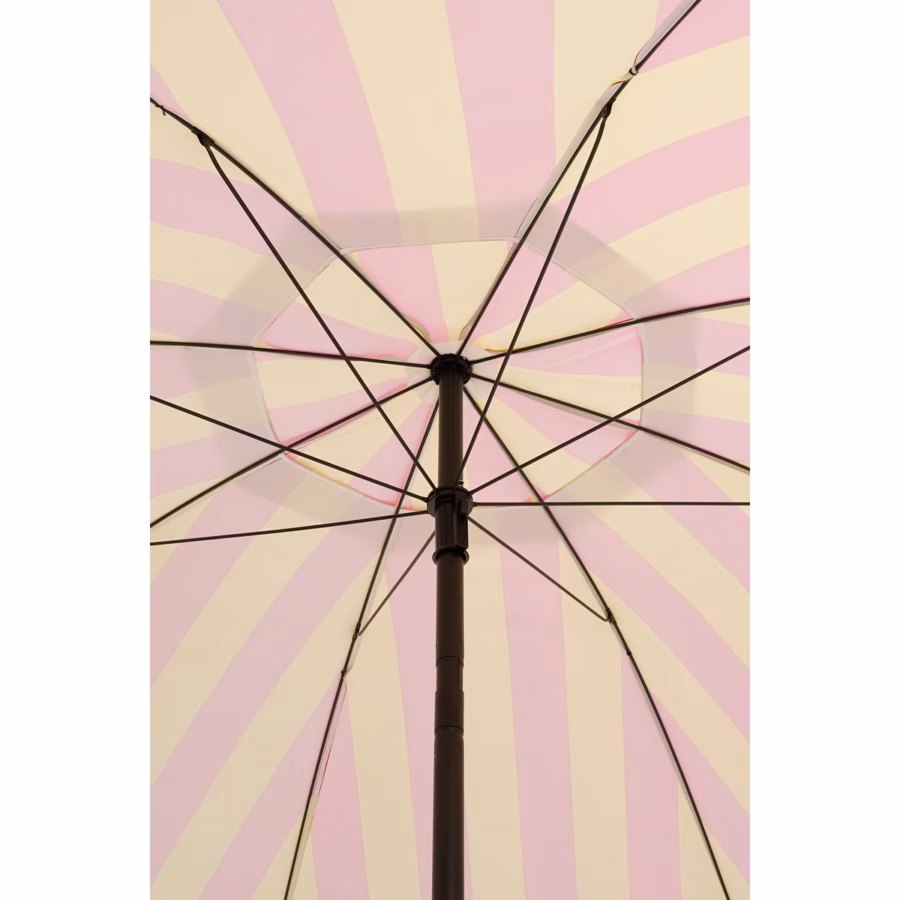 Close-up van geel-roze parasol met franjes van onderaf, gestreept doek.