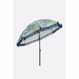 Close-up van de stof van de blauwe parasol met bloemen in kantelbare stand zicht op het materiaal en de verstelbare functie.