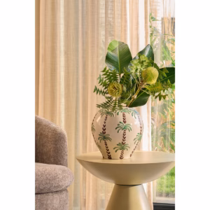 Vaas met palmbomen van Mica Decorations, gestyled met takken en bladeren op een tafeltje in een woonkamer tropische sfeer in je interieur.