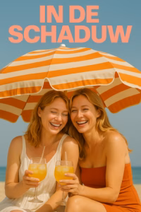 Vriendinnen genieten samen op het strand onder een retro parasol, met een glaasje en veel plezier.