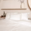 Coco & Cici Luxe Beddengoed in crème, zorgvuldig opgemaakt op een bed voor een elegante en comfortabele uitstraling.