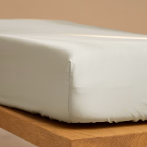 Coco & Cici Satijn Hoeslaken Grijs Groen om matras, gemaakt van ademend TENCEL™ Lyocell voor luxe slaapcomfort.