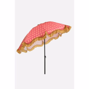 Roze parasol met hartjes in gekantelde stand, verstelbaar voor optimale schaduw.