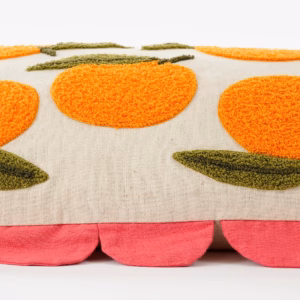 Sierkussen met sinaasappel van Mica Decorations kleurrijk ontwerp met getuft sinaasappelmotief en koraalgekartelde rand.