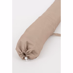 Bruine opbergzak met daarin de opgevouwen bruine parasol met franjes van In The Mood Collection.