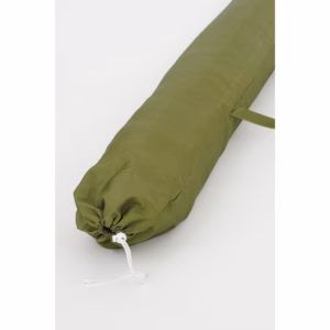 Groene opbergtas met daarin de opgevouwen groene parasol met franjes van In The Mood Collection.