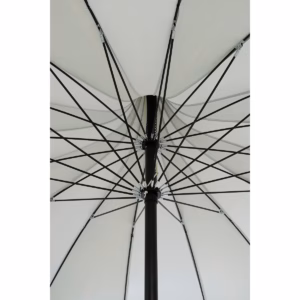Close-up van onder de groene parasol met franjes van In The Mood Collection, met gestreept doek in groene tinten.