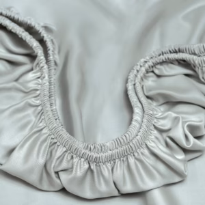 TENCEL™ Lyocell stof met elastiek van het Coco & Cici Satijn Hoeslaken Grijs Groen, voor een perfecte pasvorm.