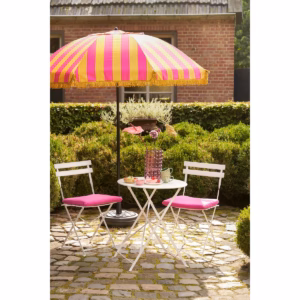 Geel-roze parasol met franjes in tuinsetting – gestyled met tuinmeubilair en zomerse sfeer.