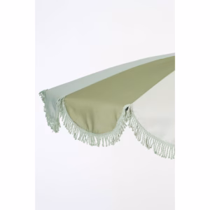 Zijaanzicht van de groene parasol met franjes van In The Mood Collection, met gestreept doek in groene tinten.