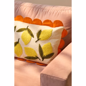 Sierkussen met citroenen van Mica Decorations, gestyled op een roze bank frisse uitstraling met vrolijke kleuren.