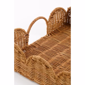 Zijkant van het Dienblad van Rotan Rechthoekig van Mica Decorations, met gevlochten rotan en handvatten.