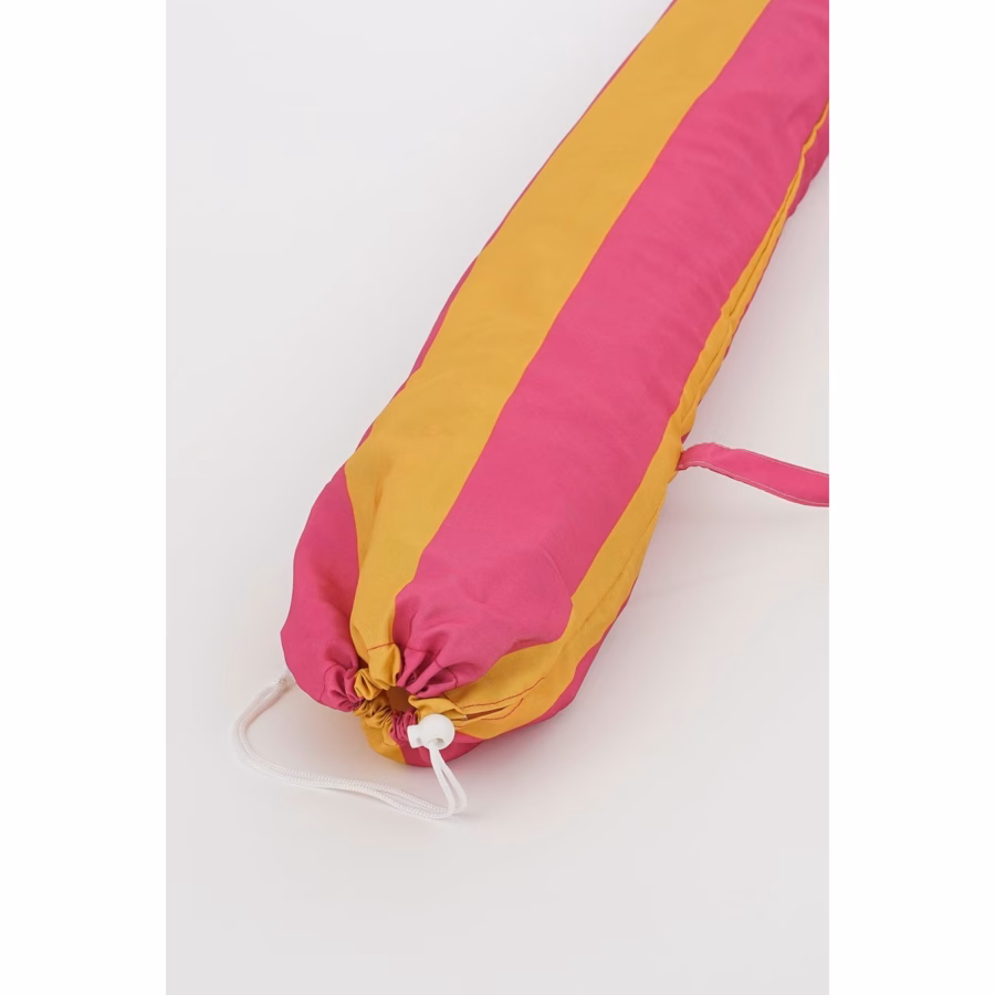 Geel-roze parasol in draagtas, compact en klaar voor gebruik het strand.