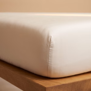 Close-up van het Coco & Cici Tencel Hoeslaken Beige, perfect om een matras, gemaakt van ademend TENCEL™ Lyocell.
