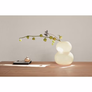 Lasi Vaas Zachtgeel van OYOY Living Design op houten kastje met tak en zachte styling.