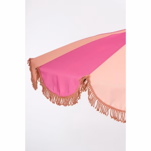 Close-up van de zijkant van de roze parasol met franjes van In The Mood Collection, kleur en details goed zichtbaar.