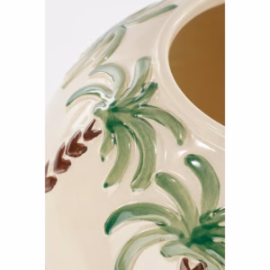 Details van de vaas met palmbomen van Mica Decorations tropisch design voor een frisse uitstraling in je huis.