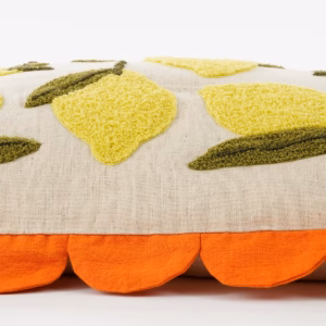 Zijkant van het Sierkussen met Citroenen van Mica Decorations met speelse citroenen en kleurrijke details.