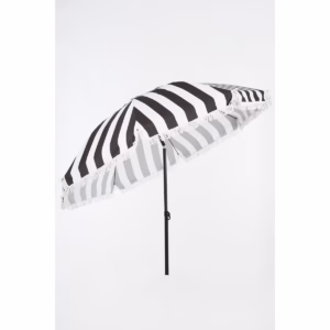 Zwart-witte parasol met franjes van in the Mood Collection in gekantelde stand, stijlvol en functioneel in de zon.