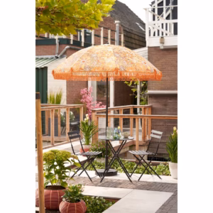 Parasol met bloemen van Mica Decorations gestyled in de tuin met buitenmeubilair.