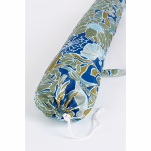 Blauwe parasol met bloemenprint van Mica Decorations opgeborgen in de draagtas.