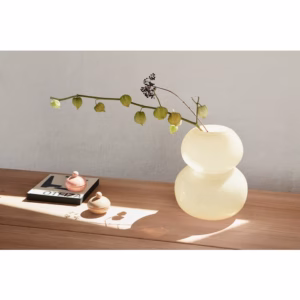 Lasi Vaas Zachtgeel van OYOY Living Design op houten kastje, gestyled met andere interieur items.