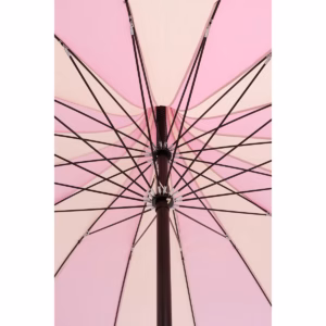 Close-up van de roze parasol met franjes van In The Mood Collection, van onderaf gefotografeerd.