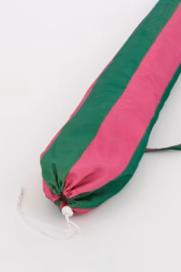Groen-roze parasol in draagtas, compact en klaar om mee te nemen.