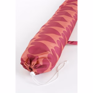 Roze parasol met hartjes in draagtas, handig en klaar om mee te nemen.