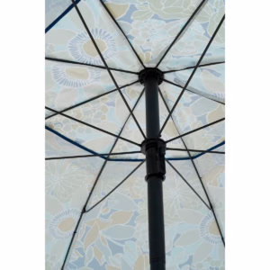 Close-up van de blauwe parasol met bloemenprint van onderaf gefotografeerd.