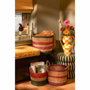 Kandelaar Poedel van Mica Decorations, gestyled tussen andere interieuritems. een speelse en luxe toevoeging aan je woonruimte
