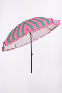 Groen-roze parasol in kantelstand, verstelbaar voor optimale schaduw.